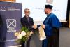 Dziekan prof. Dariusz Popielarczyk wraz z Laureatem Nagrody