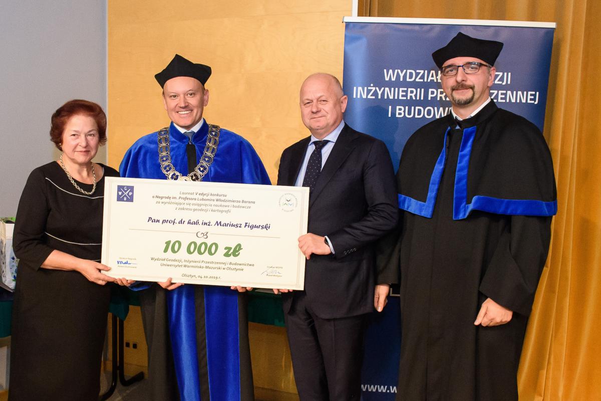 Wręczenie nagrody przez Dziekana Wydziału prof. Pawła Wielgosza i prof. Roberta Duchnowskiego (fot. Janusz Pająk)