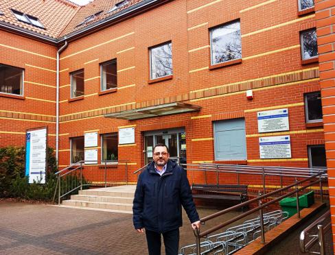 dr inż. arch. Marek Zagroba przed budynkiem Wydziału Geoinżynierii 