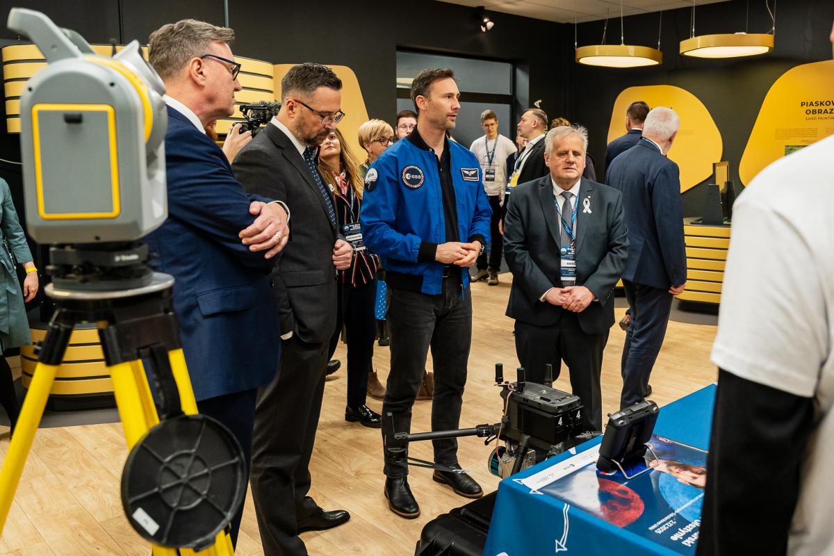 Prezentacja koł naukowych podczas wizyty - Dr inż. Sławosz Uznański-Wiśniewski gościł na UWM