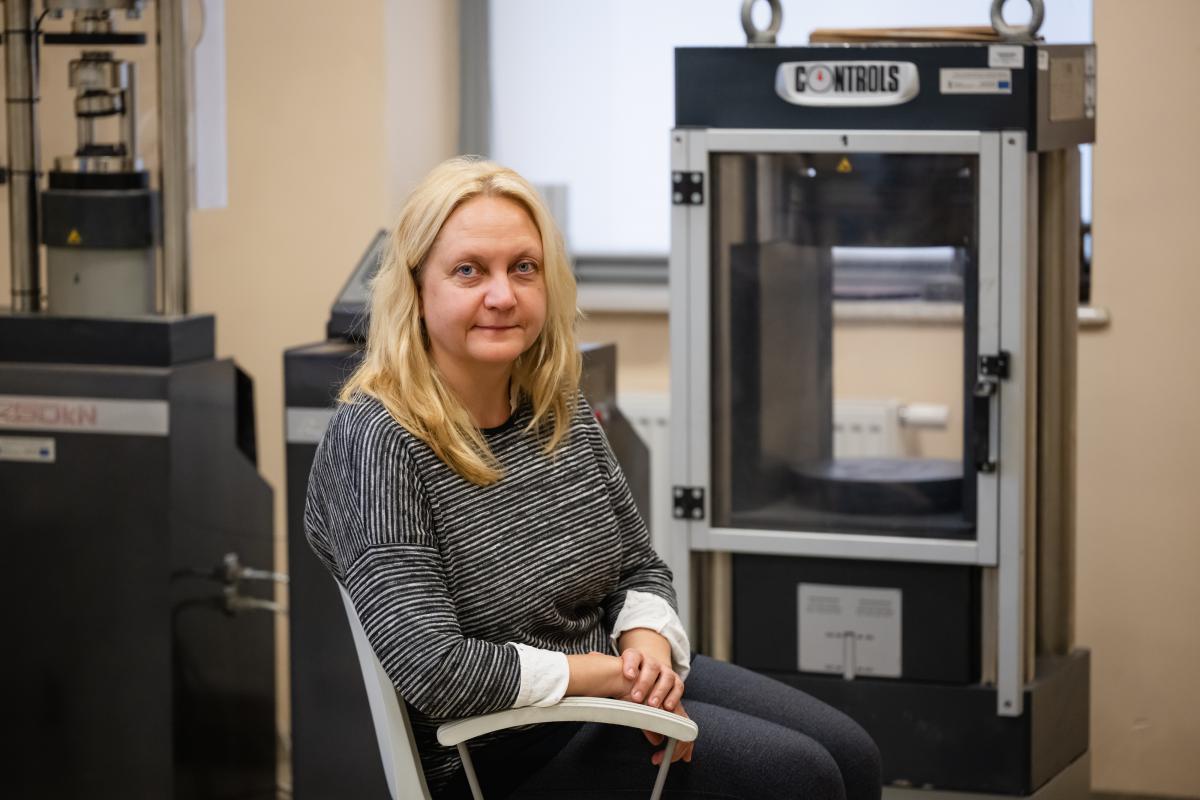 assoc. prof. dr Ramunė Žurauskienė z Wilno, zdjecie zrobione w laboratorium kierunku budownicwo.